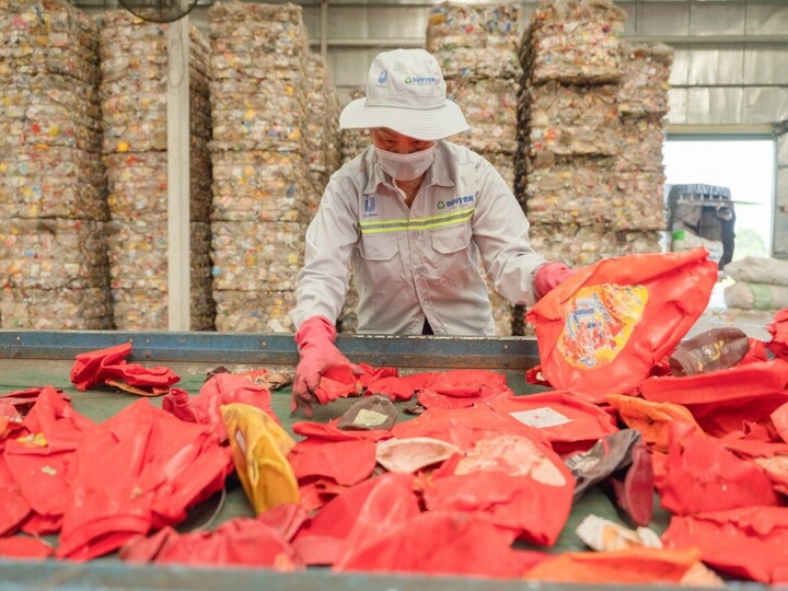 Hoạt động phân loại rác tại Nhà máy tái chế nhựa của DUYTAN Recycling (Ảnh: Duy Tân)
