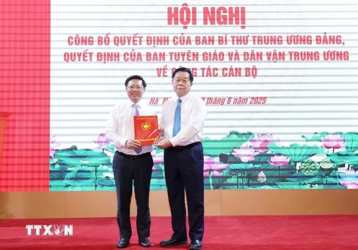 Đồng chí Nguyễn Trọng Nghĩa, Uỷ viên Bộ Chính trị, Bí thư Trung ương Đảng, Trưởng Ban Tuyên giáo và Dân vận Trung ương trao Quyết định của Ban Bí thư cho đồng chí Trần Thanh Lâm. Ảnh: Phương Hoa/TTXVN