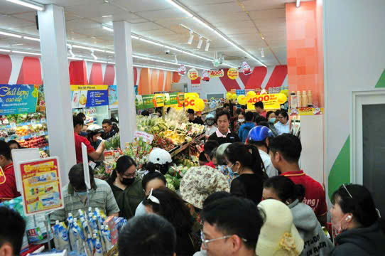 Chương trình “Giờ vàng – Giá chấn động” nhân dịp khai chương cửa hàng WinMart+ 4000 thu hút đông đảo khách hàng quan tâm