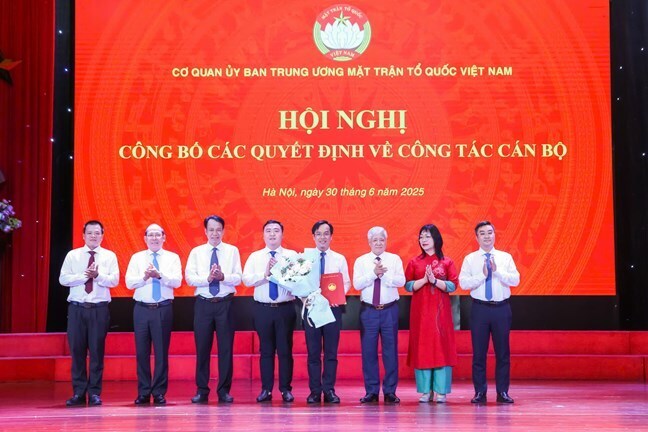 Ông Đỗ Văn Chiến, Uỷ viên Bộ Chính trị, Bí thư Trung ương Đảng, Chủ tịch Uỷ ban Trung ương Mặt trận Tổ quốc Việt Nam trao các quyết định cho lãnh đạo các đơn vị. Ảnh: Quang Vinh