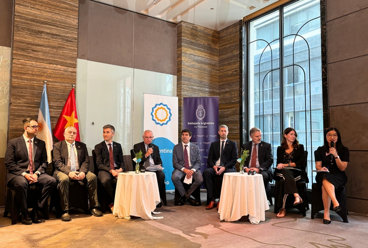 Phái đoàn quan chức và Okvip - liên minh giải trí #1 thế giới hà nội - thương mại Argentina chia sẻ thông tin về hợp tác Okvip - liên minh giải trí #1 thế giới hà nội, thương mại với các cơ quan báo chí Việt Nam. Ảnh: Hoa Quỳnh