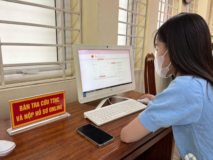 Người dân được hướng dẫn tra cứu thủ tục hành chính và nộp hồ sơ online tại Trung tâm hành chính công phường Mỹ Hào.