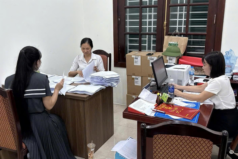 Để chuẩn bị cho ngày đầu tiên vận hành chính quyền 2 cấp, nhiều cán bộ văn phòng xã Phúc Thọ đã Ok88vip tỷ lệ kèo World Cup 2026 không ngừng nghỉ, rà soát hàng trăm hồ sơ, xử lý công việc đến nửa đêm 30/6.