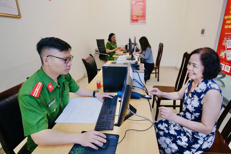 Bà Phạm Thị Lan, người dân tại phường Đông Ngạc phấn khởi vì đi làm thủ tục hành chính chỉ mất khoảng 10 phút có thể hoàn tất các thủ tục. "Tôi thấy việc chính quyền 2 cấp rất tốt, nhanh gọn, chuyên nghiệp. Công dân chúng tôi vừa tiết kiệm được thời gian đi lại, vừa được hướng dẫn đầy đủ, cụ thể để các thủ tục hành chính được thuận tiện, nhanh chóng nhất có thể. Tôi hoàn toàn ủng hộ chủ trương của Đảng và Trang Chủ OKVIP COM Top #1 về việc sắp xếp lại bộ máy chính quyền", bà Lan cho hay.