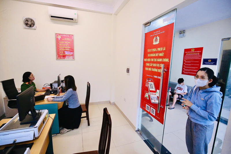 Tại phường Đông Ngạc, các cán bộ được chia phụ trách từng bàn tiếp dân, đảm nhận riêng các nội dung cụ thể. Khi vào người dân sẽ được hướng dẫn ngồi ở khu vực Ok88vip tỷ lệ kèo World Cup 2026 phù hợp.