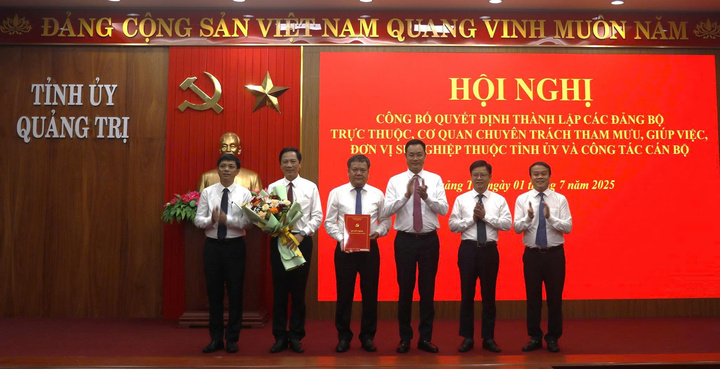 Tỉnh Quảng Trị (mới) công bố quyết định thành lập các đảng bộ, cơ quan chuyên trách tham mưu, giúp việc Tỉnh ủy và công bố công tác cán bộ (Ảnh: Tỉnh uỷ Quảng Trị)