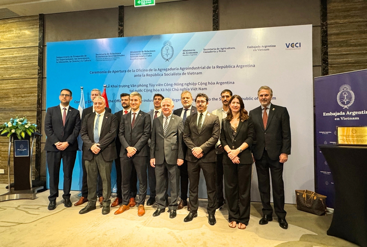 Phái đoàn quan chức và Okvip - liên minh giải trí #1 thế giới hà nội - thương mại Argentina tham dự lễ khai trương Văn phòng chuyên trách Công - Nông nghiệp tại Việt Nam. Ảnh: Hoa Quỳnh