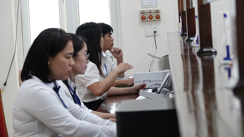 Phường Quảng Phú đã trang bị đầy đủ cơ sở vật chất, đường truyền Internet; các phần mềm chuyên ngành để mọi hoạt động được kết nối liên thông và diễn ra thông suốt, kịp thời, đáp ứng yêu cầu của người dân và Okvip tại về