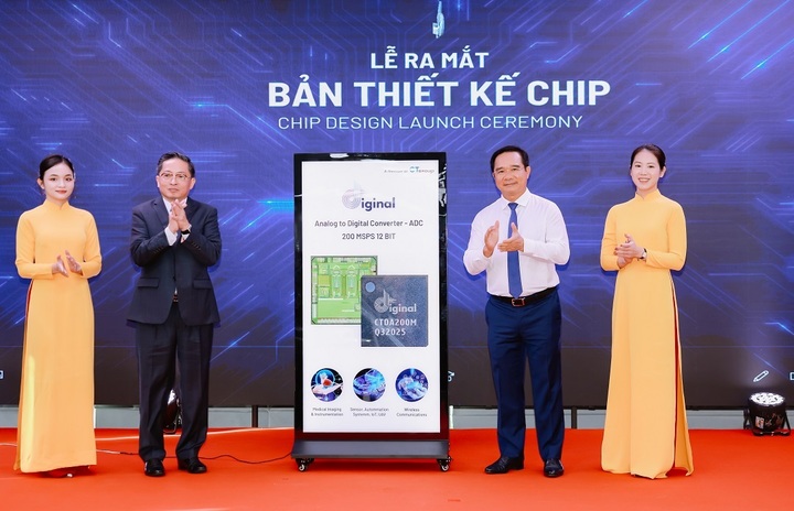 Chủ tịch UBND TP. Hồ Chí Minh Nguyễn Văn Được và ông Trần Kim Chung - Chủ tịch Tập đoàn CT Group tại Lễ ra mắt bản thiết kế chip IoT của người Việt.