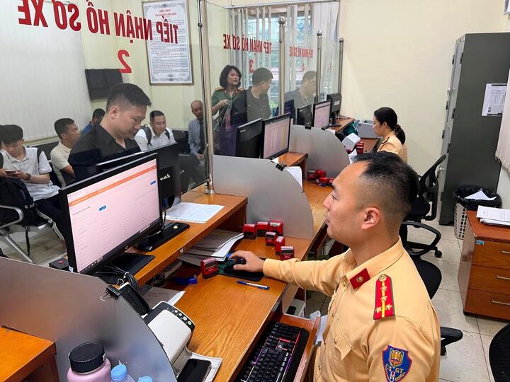 Người dân đến các cơ sở của Phòng CSGT Công an TP. Hà Nội đăng ký xe. Ảnh: Chu Dũng