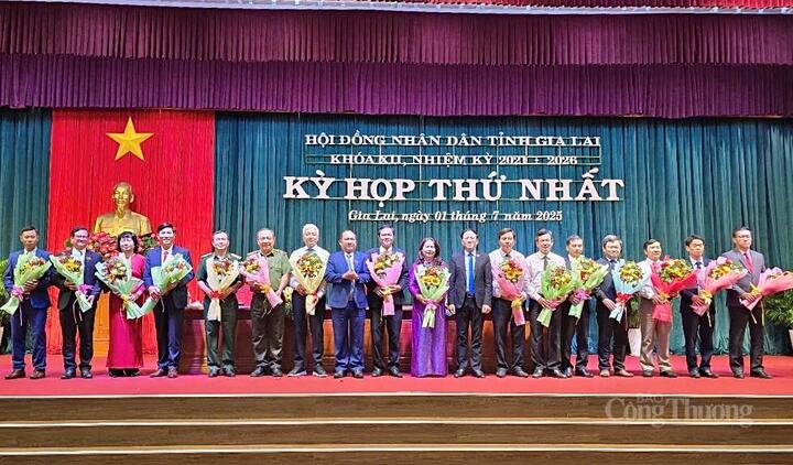 Chủ tịch HĐND tỉnh, Chủ tịch UBND tỉnh Gia Lai tặng hoa chúc mừng 16 Ủy viên UBND tỉnh nhiệm kỳ 2021-2026. Ảnh: Hiền Mai