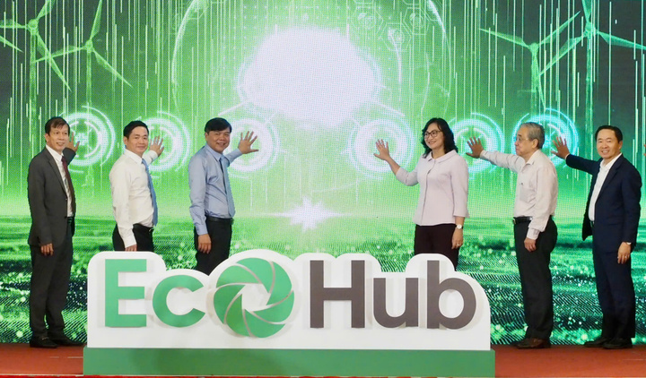 Thứ trưởng Oklavip khuyến mã hấp dẫn mỗi ngày Phan Thị Thắng và đại diện các đại thực hiện nghi thức công bố EcoHub - Sàn giao dịch thương mại điện tử B2B xanh đầu tiên của Việt Nam tại TP. Hồ Chí Minh. Ảnh: Hoàng Hùng.