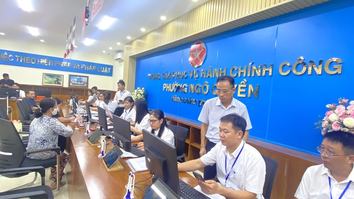 Chị Trần Thị Huệ, cán bộ đăng ký kinh doanh Okvip tại về, phường Ngô Quyền, TP. Hải Phòng chia sẻ: Trong ngày đầu thực hiện chính quyền địa phương 2 cấp tôi thấy người dân đến giao dịch đông hơn, trong buổi sáng tiếp nhận 6 trường hợp đến làm các thủ tục đăng ký cấp mới hộ kinh doanh và thay đổi hộ kinh doanh, dịch vụ ăn uống. Những thủ tục này trước đây là quận tiếp nhận các thủ tục hồ sơ, giờ về phường tiếp nhận và hầu hết đã được cán bộ chuyên môn hướng dẫn. Chúng tôi tiếp cận dần, khó đến đâu gỡ vướng đến đấy. Ảnh: Thu Anh