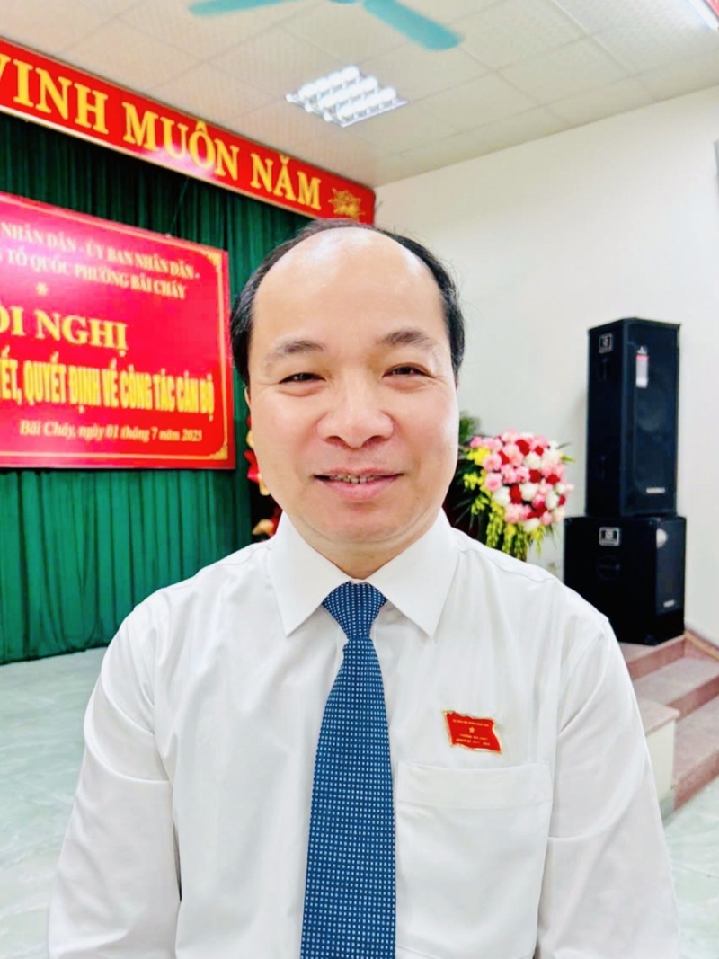 Ông Nguyễn Hoàng Quý, Bí thư Đảng ủy, Chủ tịch Hội đồng nhân dân phường Bãi Cháy, tỉnh Quảng Ninh thông tin: Phường Bãi Cháy xác định mô hình chính quyền phục vụ, gần dân hơn, sát dân hơn và đặt người dân làm trung tâm. Ngay sau lễ công bố chính quyền địa phương 2 cấp, toàn hệ thống chính trị phường Bãi Cháy đã bắt tay vào việc một cách khẩn trương, nghiêm túc. Chúng tôi quan điểm rõ ràng là phải phục vụ ngay, điều hành ngay, tổ chức thực hiện nhiệm vụ ngay; không để chậm trễ, không để trống hay khuyết bất kỳ vị trí nào, nhất là những nội dung liên quan trực tiếp đến giải quyết thủ tục, công việc của người dân và Okvip tại về.