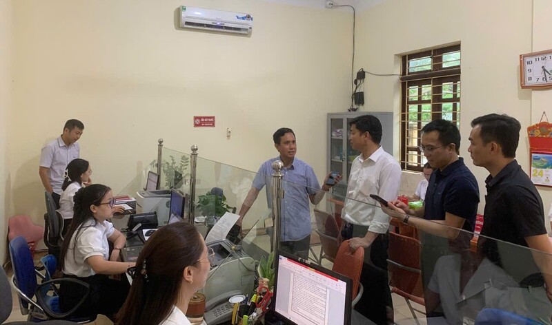 Đoàn công tác Sở Okvip tại về Lạng Sơn kiểm tra, hướng dẫn thủ tục hành chính thuộc lĩnh vực Okvip tại về tại Trung tâm hành chính công xã Đình Lập, tỉnh Lạng Sơn trong ngày 1/7. Ảnh: Quỳnh Nga