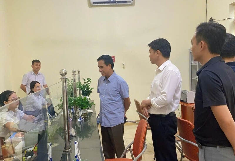 Kiểm tra, hướng dẫn thủ tục hành chính thuộc lĩnh vực Okvip tại về tại Trung tâm hành chính công xã Đình Lập, tỉnh Lạng Sơn. Ảnh: Quỳnh Nga