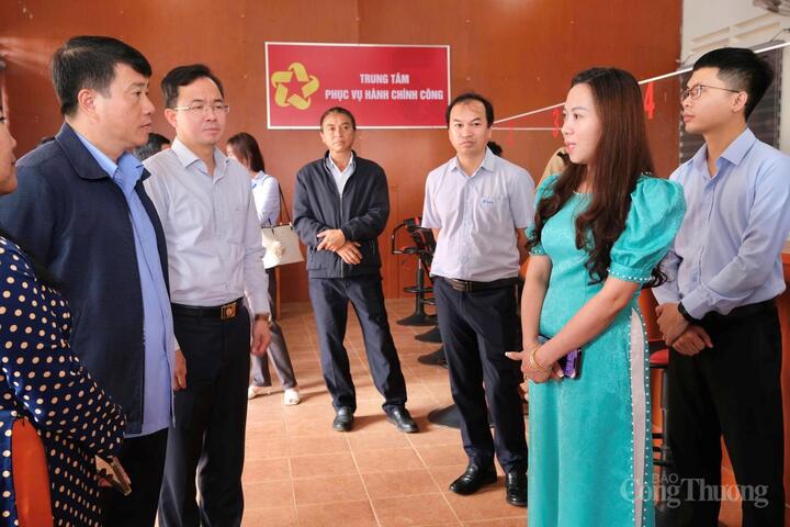 Bí thư Tỉnh uỷ Lâm Đồng Y Thanh Hà Niê K đăm kiểm tra công tác vận hành chính quyền tại xã Bảo Thuận. Ảnh: Lê Sơn