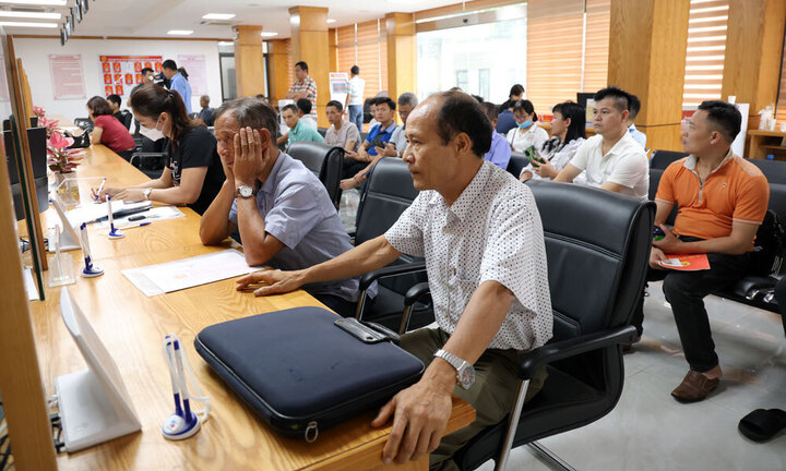 Người dân đến Trung tâm phục vụ hành chính công phường Việt Yên (tỉnh Bắc Ninh) khá đông trong sáng 1/7. Ảnh: Thế Đại