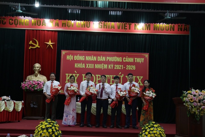 HĐND phường Cảnh Thụy, tỉnh Bắc Ninh trao quyết định nhân sự trong ngày Ok88vip tỷ lệ kèo World Cup 2026 đầu tiên vận hành chính quyền địa phương 2 cấp. Ảnh: Đăng Khoa