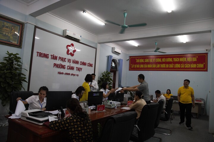 Hoạt động tại Trung tâm phục vụ hành chính công phường Cảnh Thủy, tỉnh Bắc Ninh sáng 1/7. Ảnh: Đăng Khoa