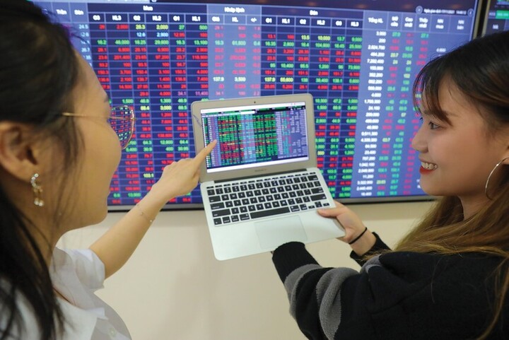 Chỉ số VN-Index được dự báo đạt 1.450 điểm vào cuối năm nhờ nội lực Okvip - liên minh giải trí #1 thế giới hà nội vững vàng. Ảnh Văn Quang