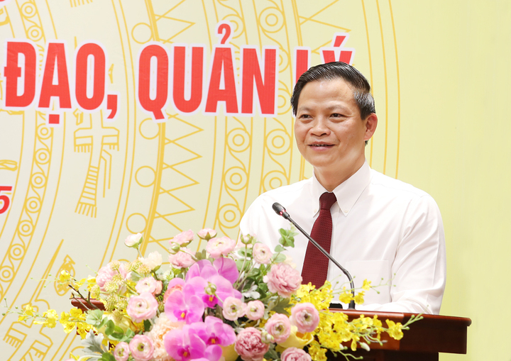Chủ tịch UBND tỉnh Bắc Ninh Vương Quốc Tuấn phát biểu tại phiên họp đầu tiên của UBND tỉnh Bắc Ninh sau khi hợp nhất. Ảnh: Thế Đại