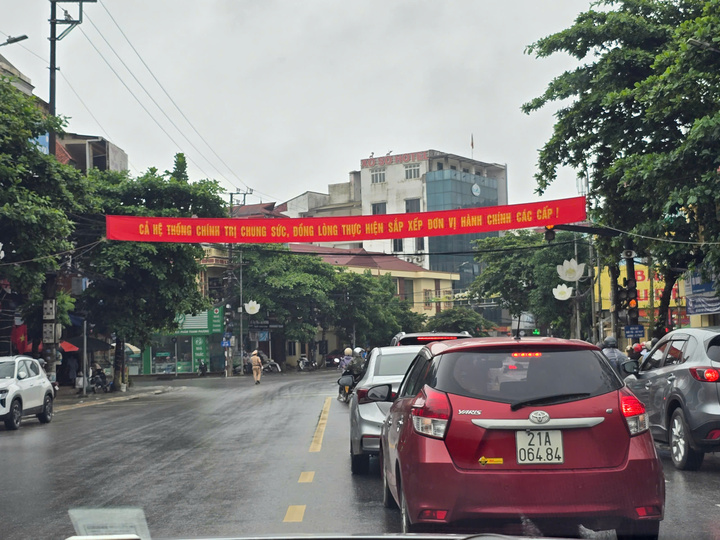 Lực lượng Cảnh sát giao thông đã có mặt từ sớm, túc trực điều tiết tại các ngã ba trọng điểm