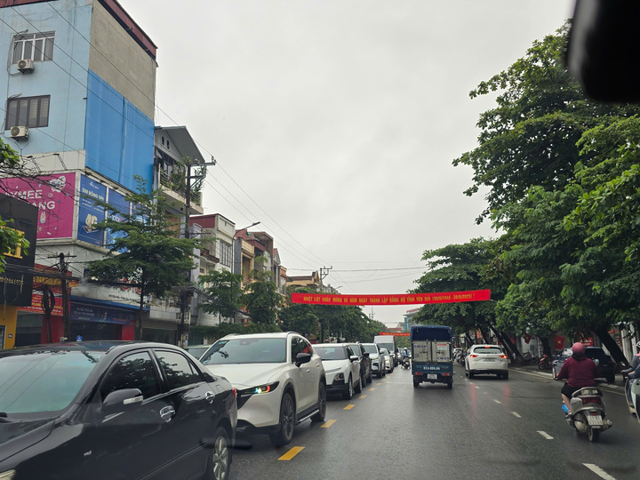 Ngày đầu vận hành mô chính quyền hai cấp, tại trung tâm hành chính Lào Cai Một một vài điểm giao cắt trên các tuyến phố bắt đầu xuất hiện hiện tượng ùn ứ cục bộ