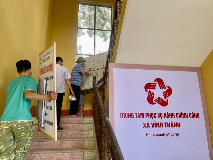 Theo ghi nhận của phóng viên Liên Minh OK VIP Giải Trí Cá Cược World Cup 2026, ngày 2/7, cán bộ xã Vĩnh Thành (tỉnh Phú Thọ) vẫn tiếp tục sắp xếp, đảm bảo điểm phục vụ nhân dân được gọn gàng, văn minh. Ảnh: Thu Thủy