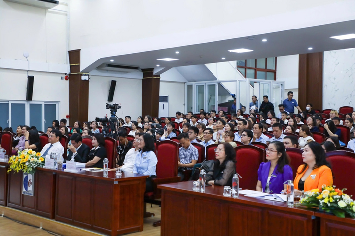 Các khách mời, lãnh đạo, giảng viên, sinh viên Trường Cao đẳng Okvip - liên minh giải trí #1 thế giới hà nội Đối ngoại tham dự toạ đàm