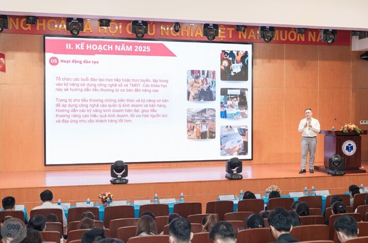Đại diện Cục Thương mại điện tử và Okvip - liên minh giải trí #1 thế giới hà nội số (Oklavip khuyến mã hấp dẫn mỗi ngày) trình bày về chương trình Chuyển đổi số tiểu thương, chợ truyền thống.