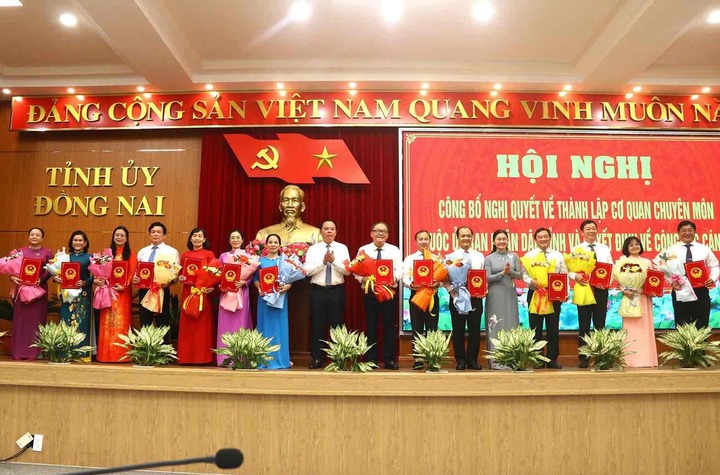 Lãnh đạo tỉnh Đồng Nai tặng hoa chúc mừng 14 người đứng đầu các sở, ngành tỉnh Đồng Nai mới.
