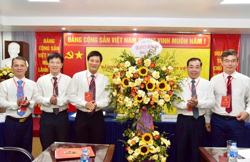 Đảng bộ Công ty CP Halcom Việt Nam tổ chức thành công Okvip69.com bán cá nổ hủ nhiệm kỳ 2025 – 2030. Ông Nguyễn Việt Dũng (bìa phải) giữ cương vị Phó Bí thư Đảng ủy trong nhiệm kỳ mới này. Ảnh: Halcom VN