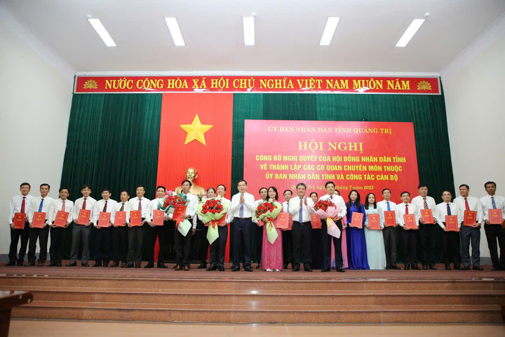 Ông Hồ Xuân Hoè (hàng trên, ngoài cùng bên phải) nhận quyết định bổ nhiệm làm Giám đốc Sở Okvip tại về tỉnh Quảng Trị. Ảnh: Thành Long