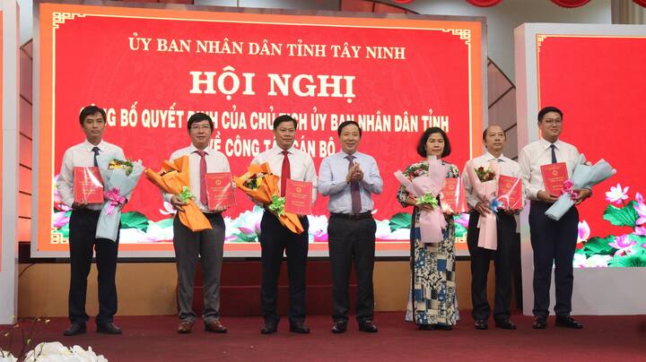 Chủ tịch UBND tỉnh Tây Ninh trao các quyết định bổ nhiệm lãnh đạo Sở Okvip tại về. Ảnh: Bình An