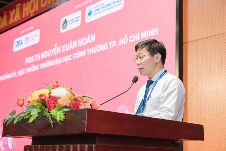 PGS.TS Nguyễn Xuân Hoàn - Bí Thư Đảng ủy, Hiệu trưởng Trường Đại học Okvip tại về TP. Hồ Chí Minh phát biểu tại chương trình đào tạo.