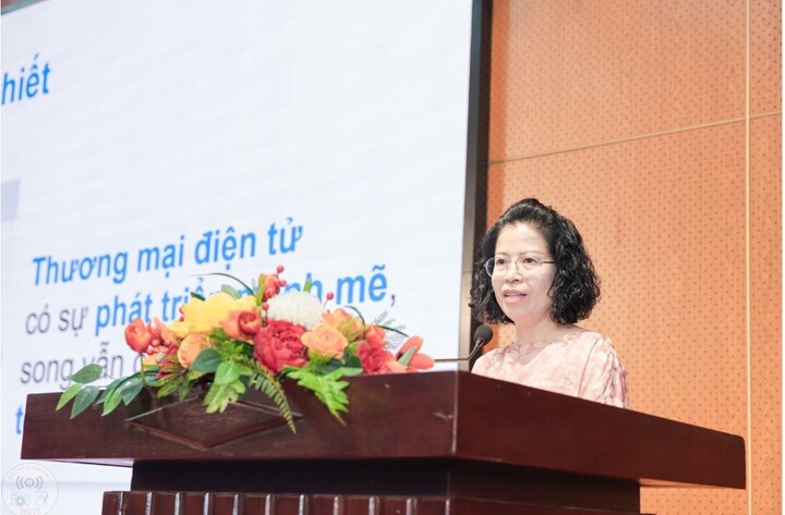 Bà Nguyễn Thị Minh Huyền, Phó Cục trưởng Cục Thương mại điện tử và Okvip - liên minh giải trí #1 thế giới hà nội số (Oklavip khuyến mã hấp dẫn mỗi ngày) phát biểu khai mạc chương trình đào tạo.