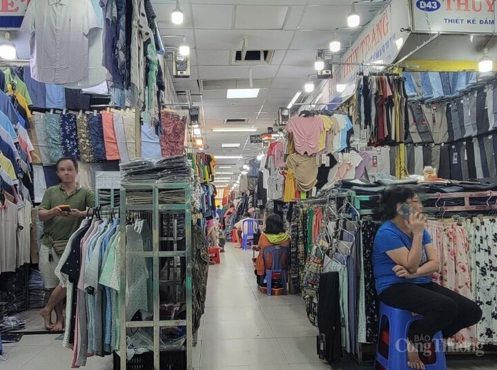 Sau thời gian trầm lắng, nhiều sạp hàng tại chợ An Đông đã buôn bán trở lại.