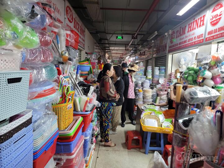 Một số sạp hàng tại chợ Bình Tây.