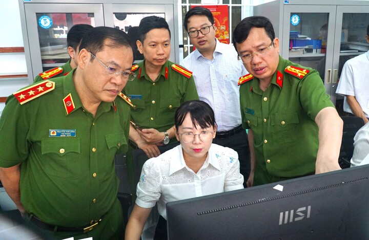Thứ trưởng Bộ Công an Nguyễn Văn Long (bìa trái) kiểm tra công tác đảm bảo dịch vụ công tại Trung tâm phục vụ hành chính công phường Bắc Nha Trang (tỉnh Khánh Hòa) - Ảnh: Nguyễn Hoàng