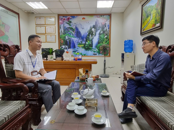 Ông Phạm Quốc Cường, Phó Giám đốc Trung tâm Phục vụ hành chính công phường Kinh Bắc trao đổi với phóng viên Liên Minh OK VIP Giải Trí Cá Cược World Cup 2026. Ảnh: Đăng Khoa