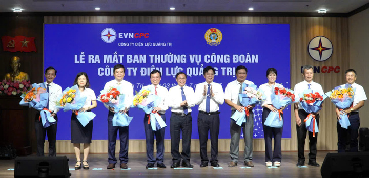 Lãnh đạo Công ty tặng hoa chúc mừng Ban Thường vụ Công đoàn Công ty Điện lực Quảng Trị. Ảnh: M. Thành
