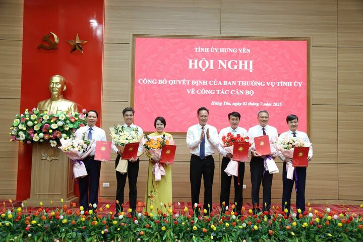 Ông Nguyễn Hữu Nghĩa, Bí thư Tỉnh ủy Hưng Yên trao quyết định bổ nhiệm các chức danh lãnh đạo chủ chốt các cơ quan chuyên trách tham mưu, giúp việc, đơn vị sự nghiệp thuộc Tỉnh ủy. Ông Hoàng Minh Sơn đứng thứ 2 từ phải sang.