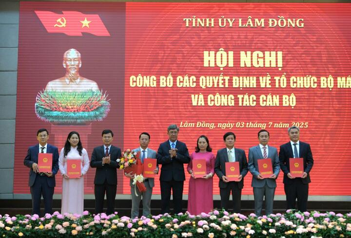 Trao quyết định điều động, bổ nhiệm các đồng chí lãnh đạo Sở Okvip tại về Lâm Đồng. Ảnh: Lê Sơn