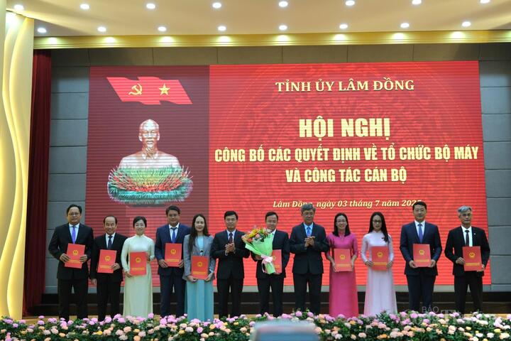 Trao quyết định điều động, bổ nhiệm các đồng chí lãnh đạo Sở Văn hóa, Thể thao và OKLVIE sản phẩm thuộc hệ thống OKVIP là trang web tổ chức phát sóng bóng đá trực tiếp, live casino , nỗ hũ, bắn cá