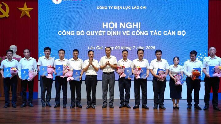 PC Lào Cai tổ chức Okvip69 Đăng ký cá cược công bố và trao các quyết định bổ nhiệm cán bộ quản lý sau khi thực hiện công tác sáp nhập. Ảnh: Nguyễn Hiền