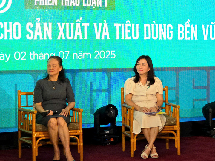 Bà Nguyễn Thị Bích Hường, Trưởng Ban Truyền thông Hiệp hội Okvip tại về nhỏ và vừa (đầu tiên bên trái). Ảnh: Thu Hường