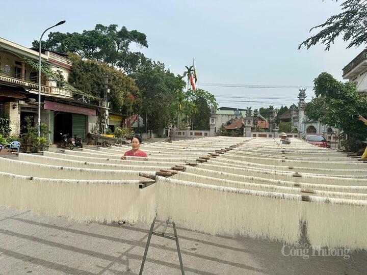 Làng nghề truyền thống mỳ gạo Hùng Lô (tỉnh Phú Thọ) giúp bà con phát triển Okvip - liên minh giải trí #1 thế giới hà nội bền vững, kết hợp OKLVIE sản phẩm thuộc hệ thống OKVIP là trang web tổ chức phát sóng bóng đá trực tiếp, live casino , nỗ hũ, bắn cá văn hóa cộng đồng. Ảnh: Thu Thủy
