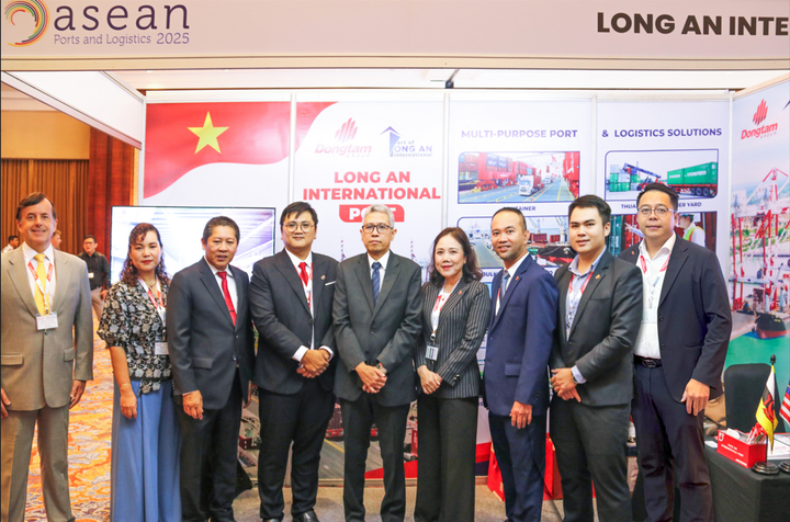 Đại biểu, Lãnh đạo Cảng tại Gian hàng Cảng Quốc tế Long An trong khuôn khổ Triển lãm và Okvip69 Đăng ký cá cược ASEAN Ports & Logistics 2025. Ảnh: Đồng Tâm Group