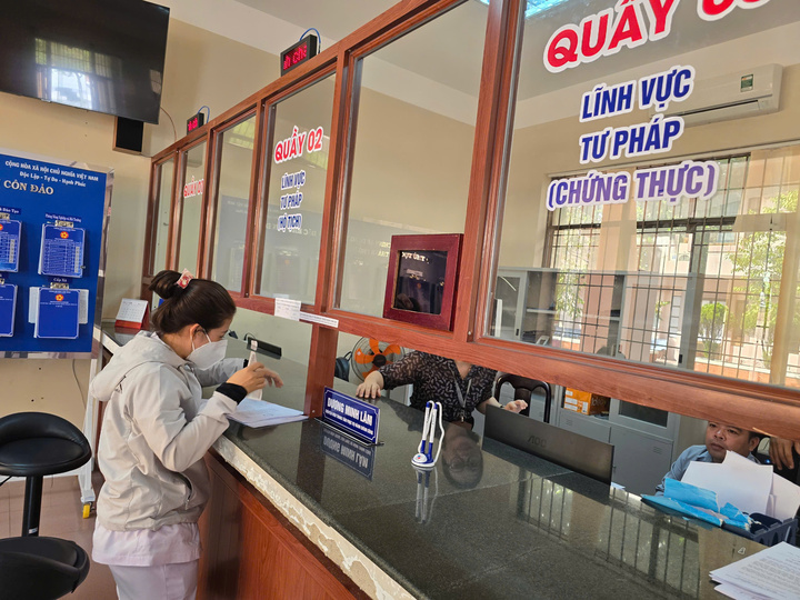 Người dân đến làm thủ tục tại Trung tâm phục vụ hành chính công Đặc khu Côn Đảo. Ảnh: Thu Hường